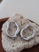 Darcy 18k non-tarnish oval hoop earrings by DIEZYONCE